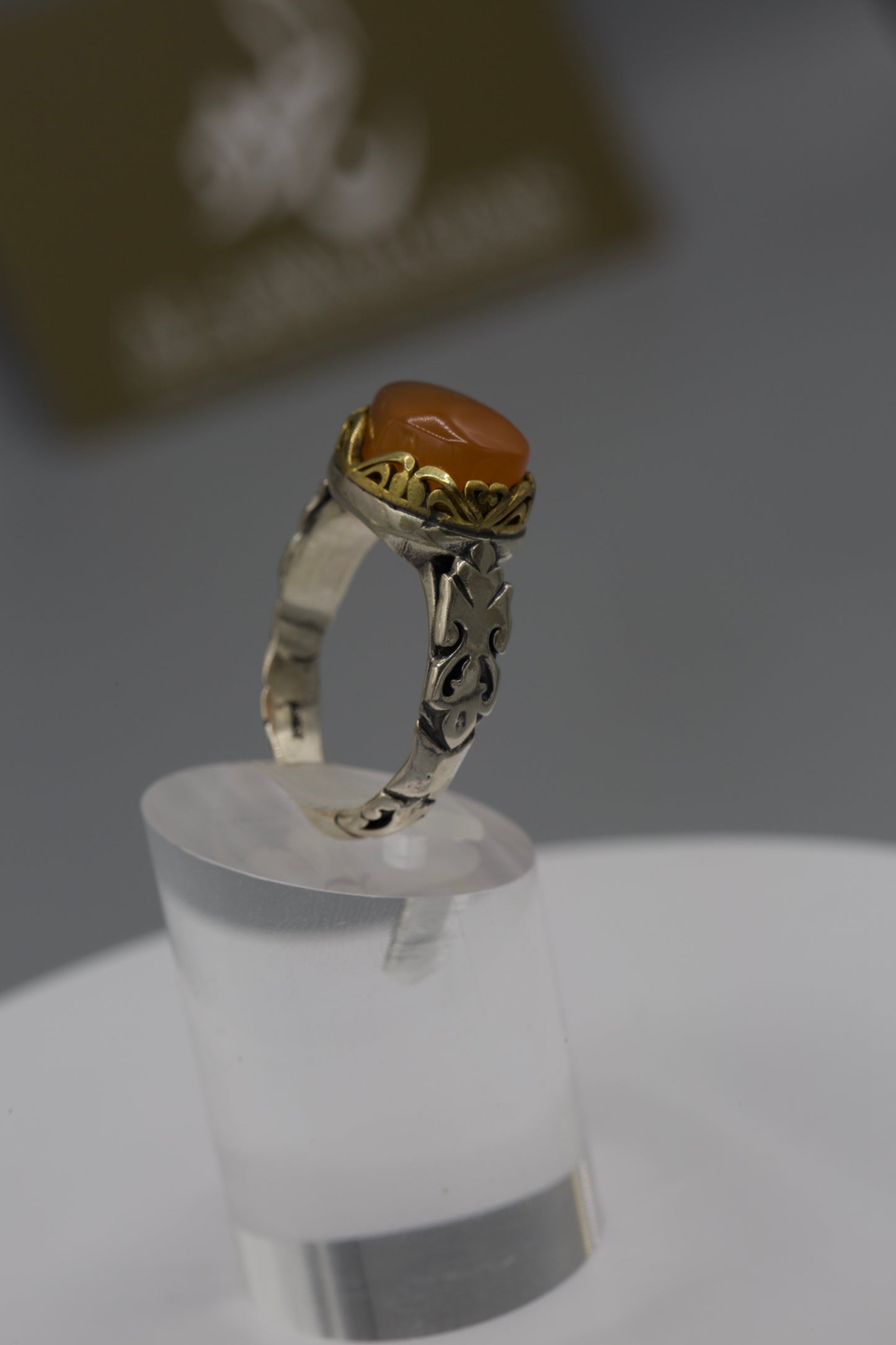 Small Safavid base Aqeeq ring