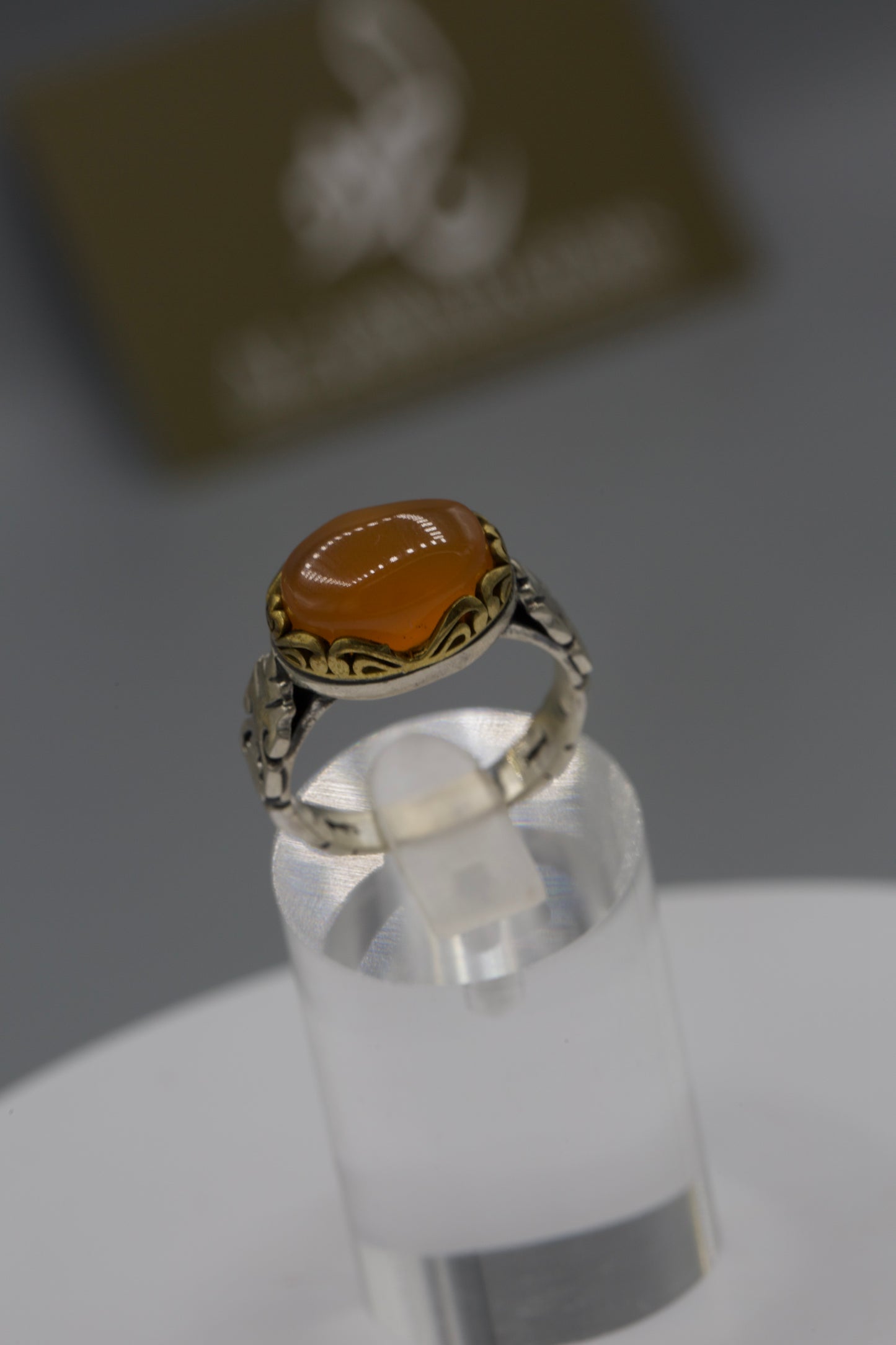 Small Safavid base Aqeeq ring